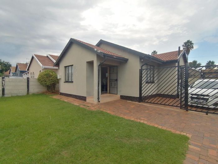 Property #2213257, House for sale in Lenasia South