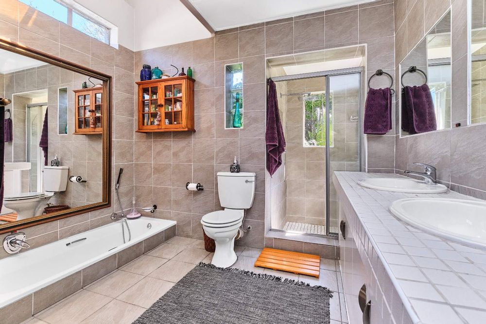Main-en-suite bathroom