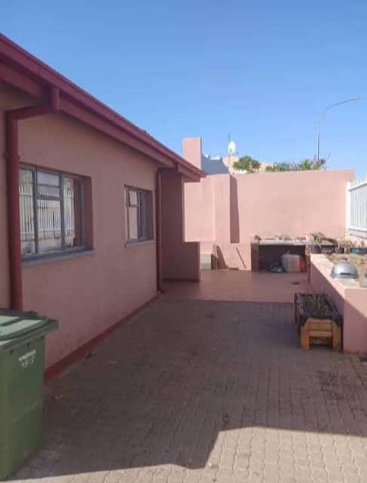 House For Sale in Khomasdal: 4 Bedrooms, Flat, Carport, Spacious Yard.
