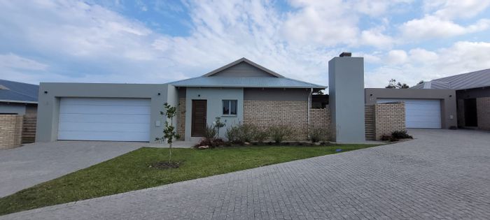 Mooikloof Country Estate House For Sale: 3 beds, double garage, energy-efficient amenities.