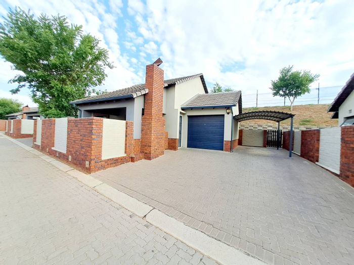 Property #2204839, Townhouse for sale in Amberfield Valley