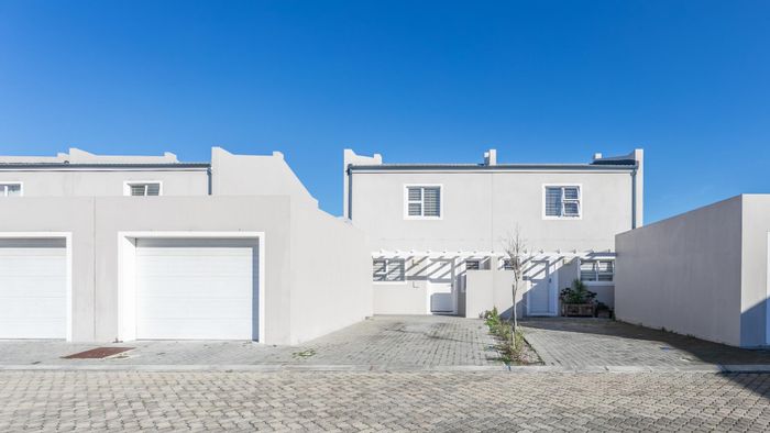 Heathfield Townhouse For Sale: Secure Complex, Fiber Internet, Playground, Near Princess Vlei