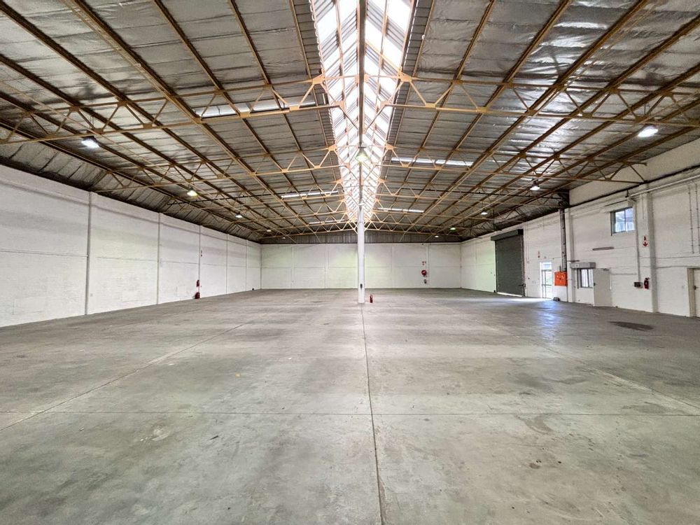 Clear-span warehouse floor