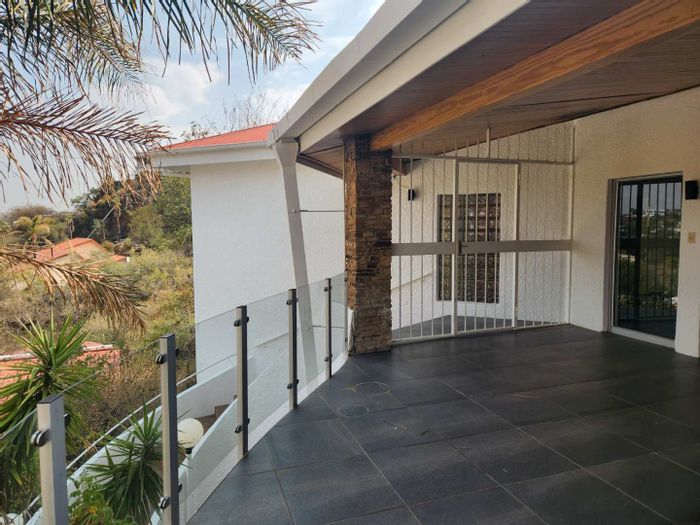 Klein Windhoek House To Rent: 3 bedrooms, pool, patio, garage, city views.