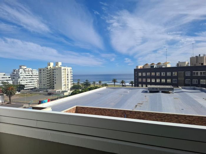 Sea Point Apartment To Rent: Sea views, secure parking, fully furnished, ideal location.