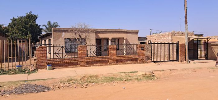 4 Bedroom House For Sale in Soshanguve Ext, near schools and shopping.