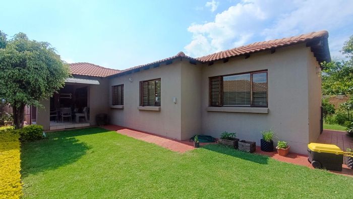 For Sale: House on Rua Vista with 3 bedrooms, garden, and secure estate amenities.