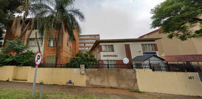 Sunnyside Apartment For Sale: 3 bedrooms, garage, spacious lounge and dining areas.