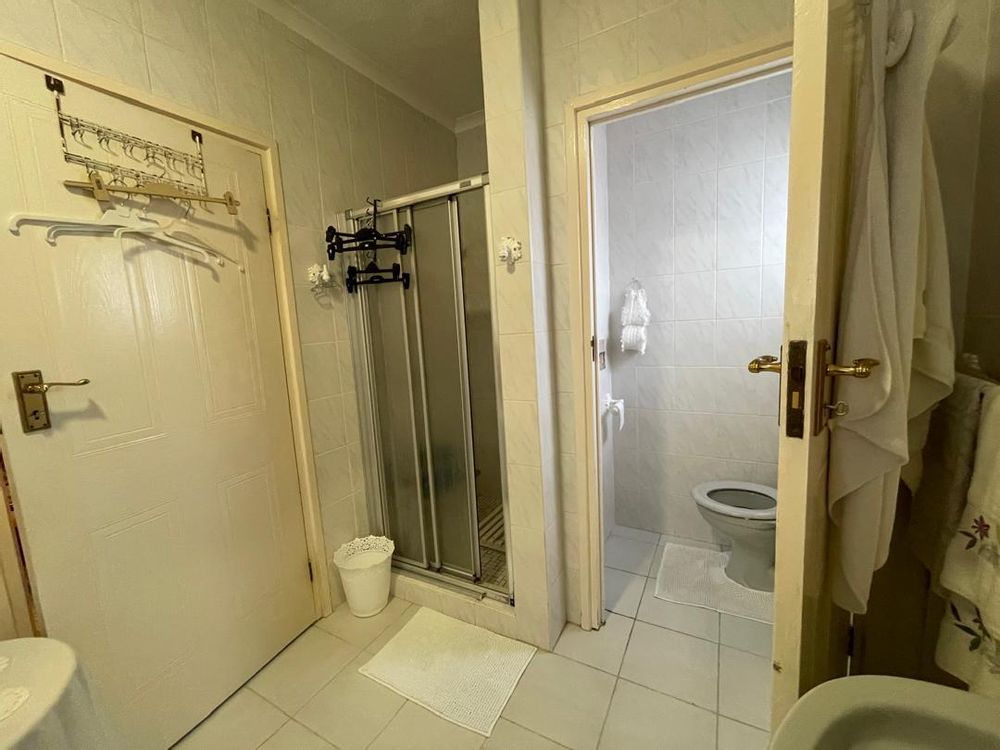 main bedroom ensuit w/c