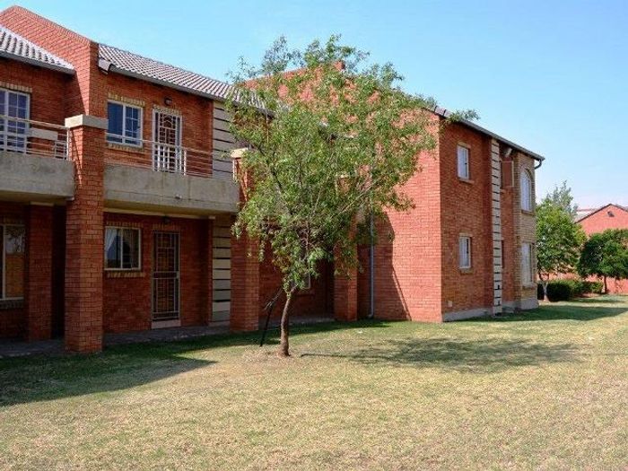 Townhouse To Rent in Equestria: 2 beds, secure complex, pools, clubhouse, tennis courts.