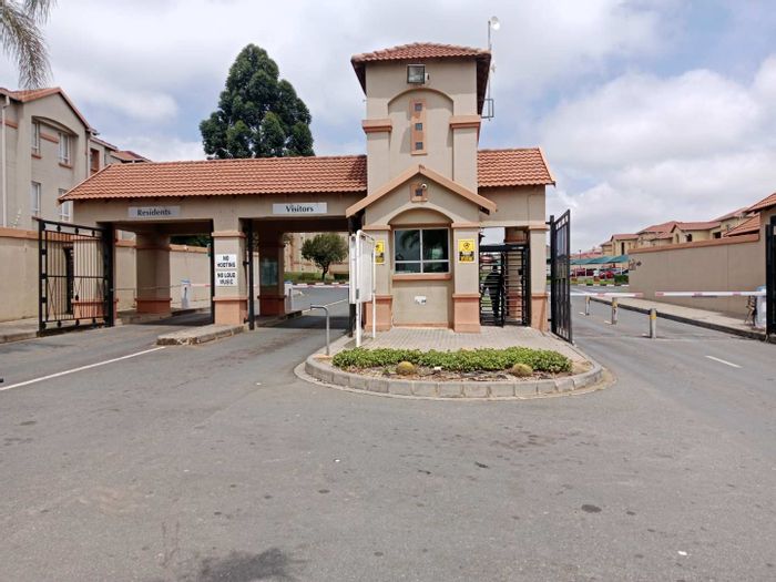 Ormonde View Townhouse To Rent: 2 Bedrooms, secure estate, lock-up-and-go convenience.