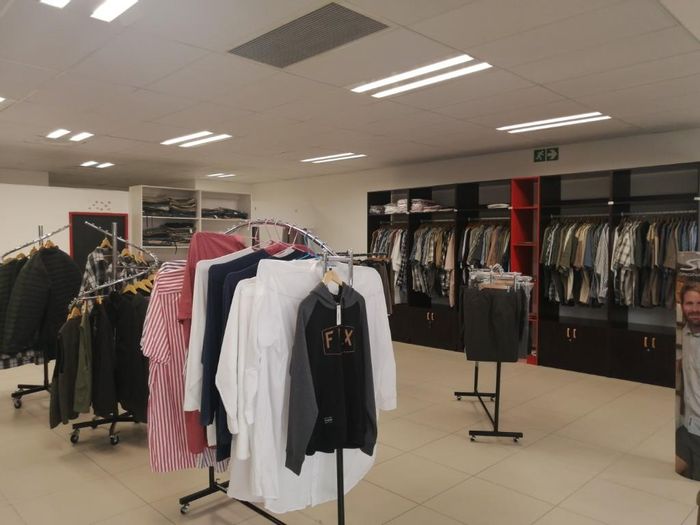 Vogelstrand Business For Sale: Clothing shop in popular mall with essential amenities.