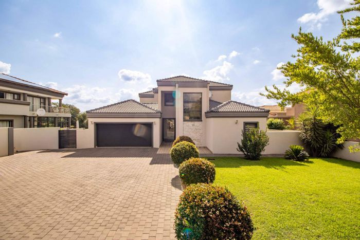 For Sale: House in Blue Valley Golf Estate with golf views, staff quarters, and amenities.