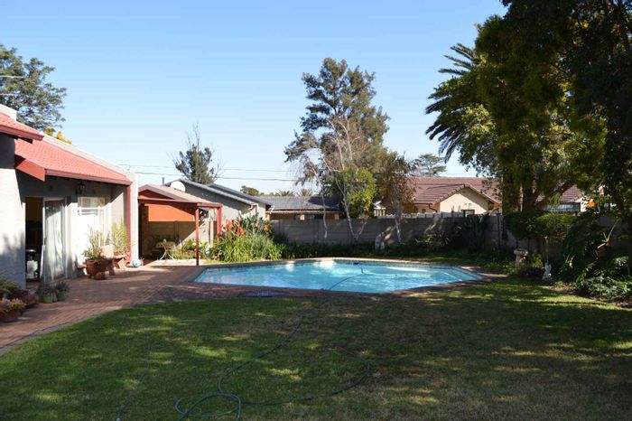 For Sale: House in Brackendowns with 4 bedrooms, pool, and entertainment area.