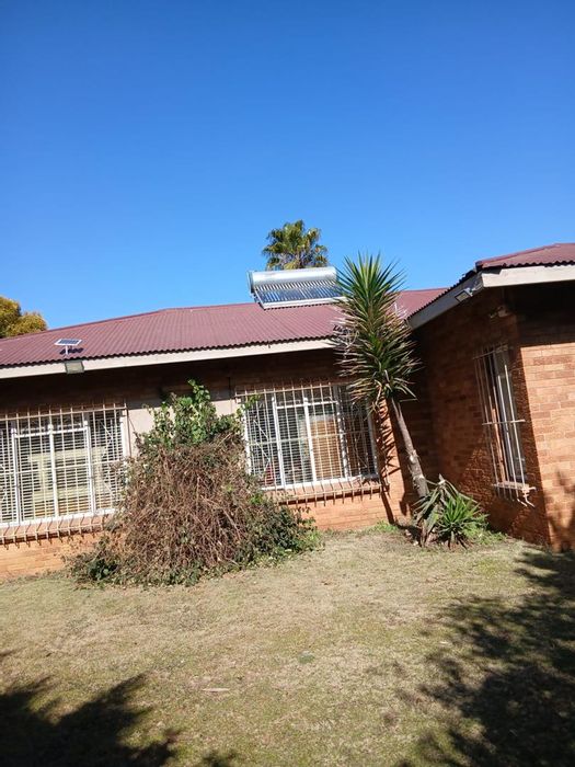 Dual residences in Strubenvale, For Sale: 5 beds, pool, ample parking.