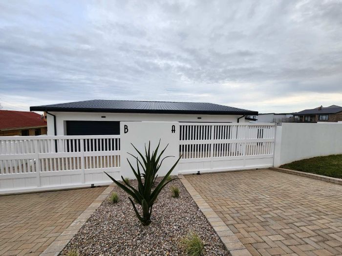 For Sale: House in Seemeeu Park with 3 en-suite bedrooms, double garage, and braai area.