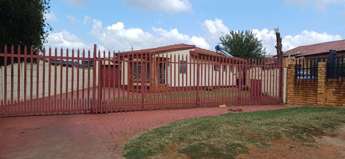 Property #2222835, House rental monthly in Lenasia
