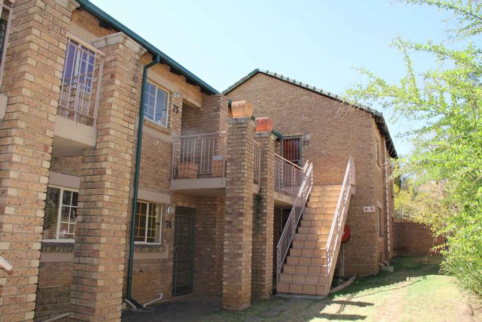 To Rent: 2-Bedroom Townhouse in Moreleta Park Ext 8 with pool access.