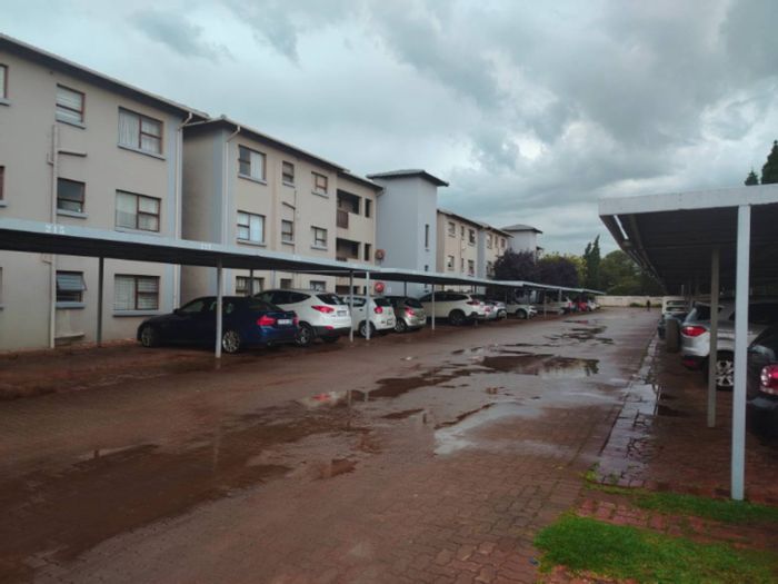 2-Bedroom Apartment For Sale in Boksburg Central, near East Rand Mall, with pool.