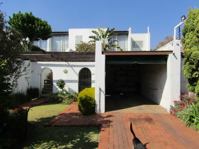 Windsor Townhouse For Sale: 3 beds, garden, communal pool, pet-friendly complex.