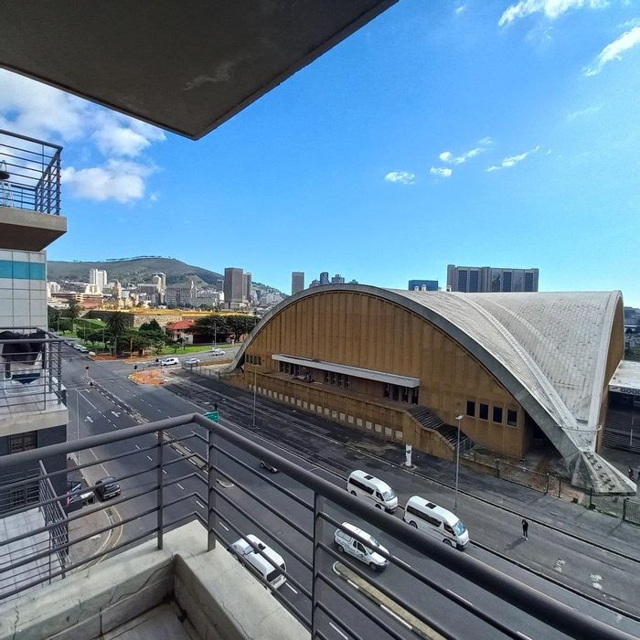For Sale: 1-bedroom apartment in Zonnebloem with rooftop pool and gym access.