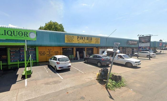 Retail space to rent in Villieria with high visibility, private bathroom, and courtyard.