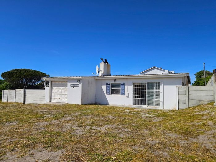 Pearly Beach House For Sale: Dual-living, income potential, garage, and coastal charm.
