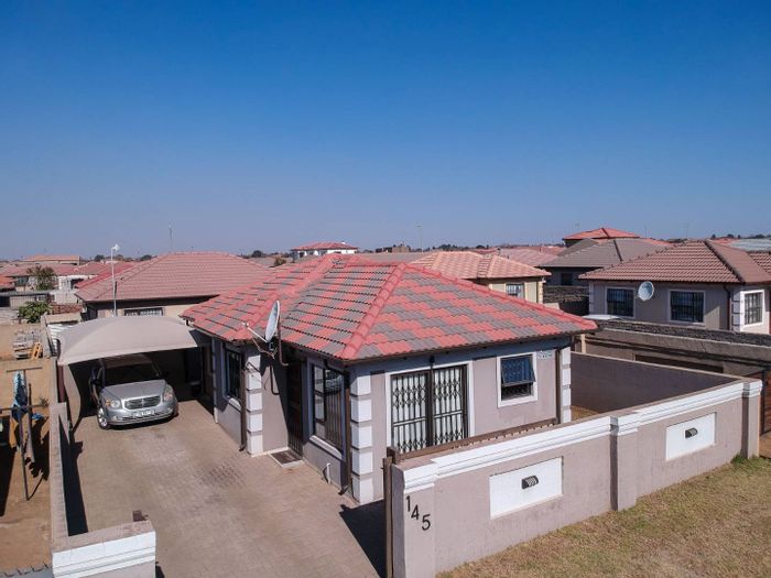 For Sale: House in Vanderbijlpark Central East with 3 beds, secure parking, and modern kitchen.