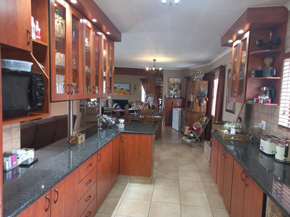 spacious beautiful kitchen