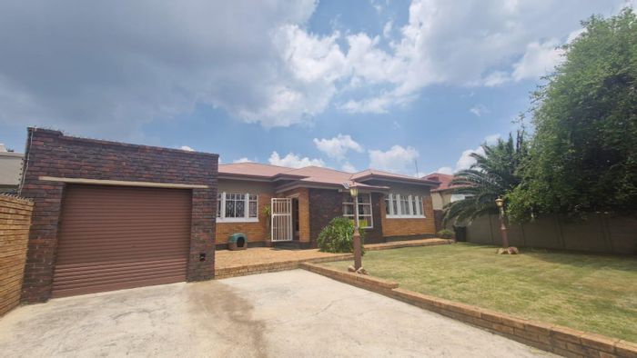 House for Sale in The Hill: 3 beds, flatlet, garden, secure parking.