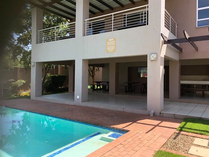 Bryanston Apartment To Rent: 1 Bed, Pool, Cat-Friendly, 24/7 Security.