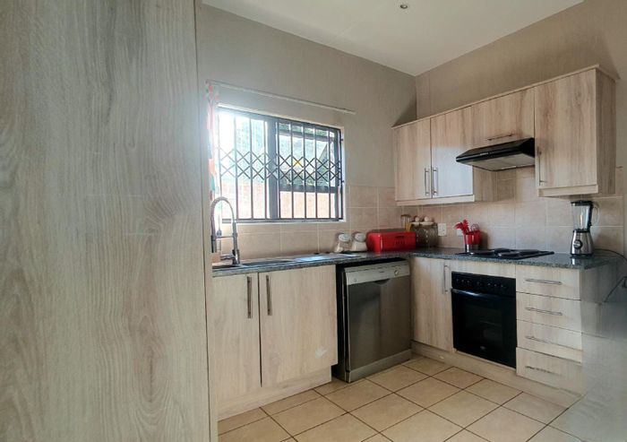 Spacious Wilgeheuwel Apartment For Sale: Garden, 3 Bedrooms, Close to Amenities!