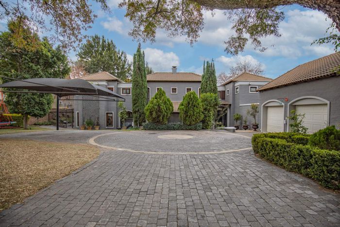 Elegant House for Sale in Bryanston: Prime Location, Luxurious Features