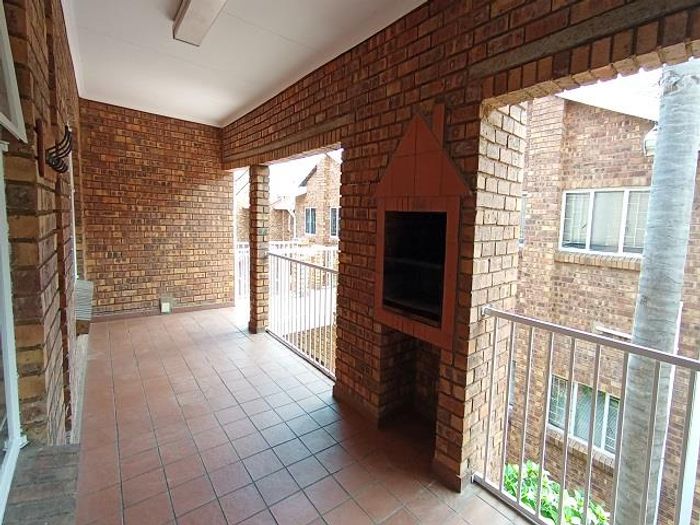 Spacious 3-bedroom apartment with balcony, tandem garage in Eastleigh. To Rent.