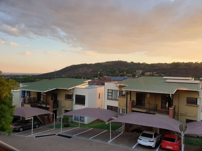 Glenvista Townhouse For Sale: 2 beds, pool, gym, secure complex, clubhouse access.