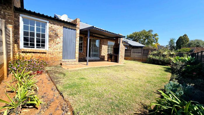 To Rent: 2-Bedroom Townhouse in Doornpoort with garden, garage, and pet-friendly amenities.