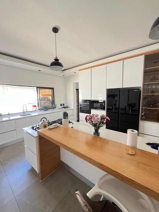 For Sale: House in Academia with 3 beds, 2-bed flat, double garage.