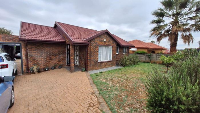 Elandspark House For Sale: 3 Bedrooms, Pool, Outbuilding, Ample Parking.