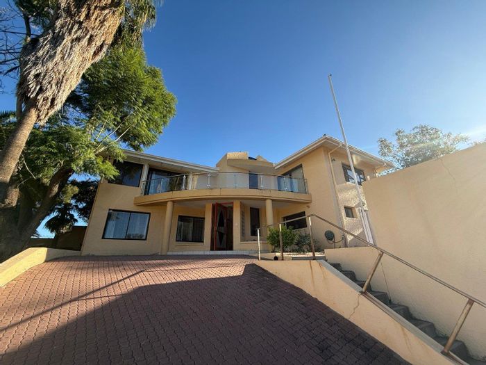 Klein Windhoek House For Sale: 4 Bedrooms, Office, Gym, Pool, Double Garage.