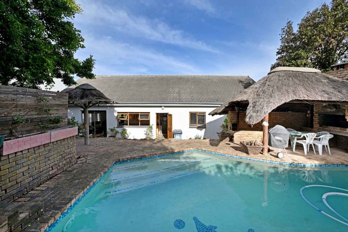 Cairnside House For Sale: Ocean Views, Pool, Lapa with Built-in Braai