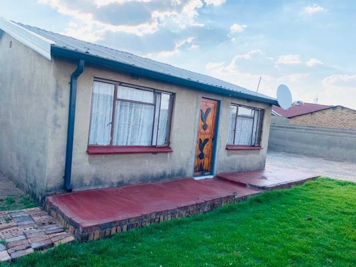 Two-bedroom house for sale in Tsakane, near amenities and spacious yard.