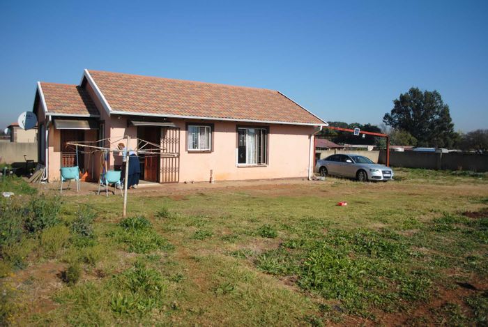 Riversdale House For Sale: 3 Bedrooms, 2 Bathrooms, spacious stand, close to amenities.