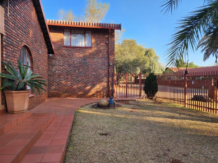 House to Rent in Eldoraigne: Indoor pool, entertainment room, pet-friendly garden.