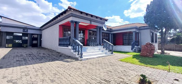 For Sale: House in West Park with 4 bedrooms, pool, and security features.
