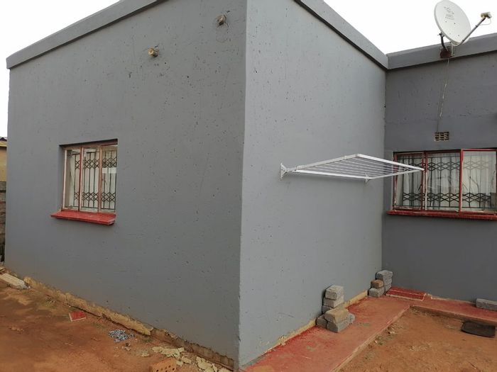 For Sale: House in Tsakane Ext 16 with 4 flatlets, secure fencing, income potential.