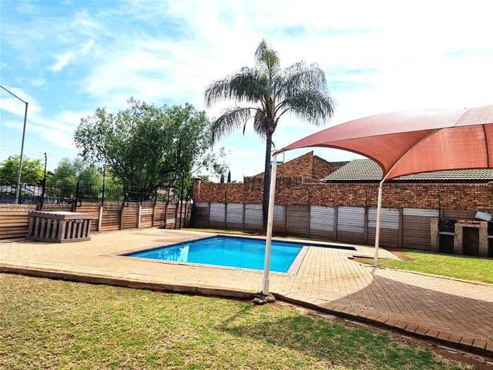 Garsfontein Apartment For Sale: 2 Bedrooms, balcony, close to amenities and parking.
