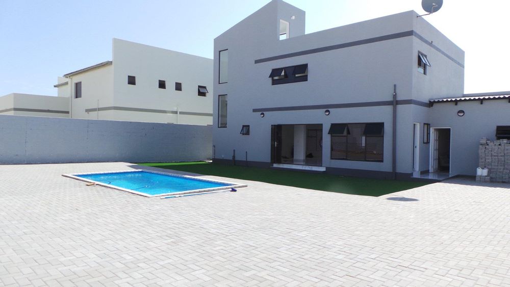 Yard with swimming pool