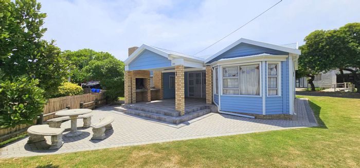 Charming Hartenbos House for Sale: Steps from Beach, Ample Parking, 4 Bedrooms