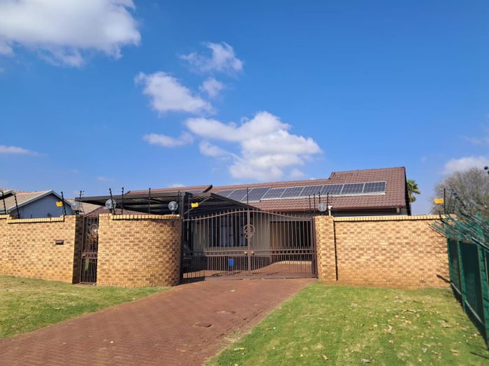 Leachville House For Sale: 3 beds, pool, solar power, security features.