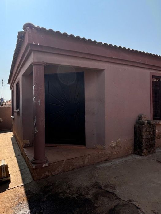 3-bedroom house in Mamelodi East for sale, features garage, versatile outdoor rooms.